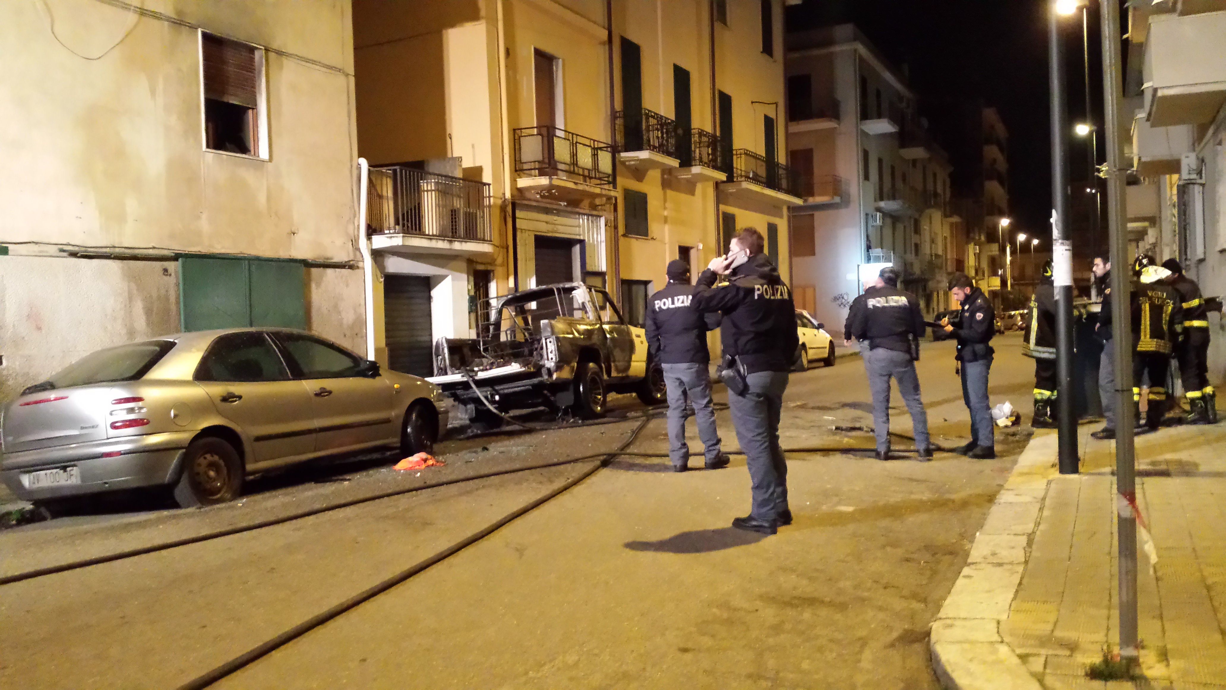 Reggio, auto in fiamme nei pressi del Tribunale