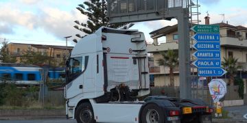 Protesta dei Tir a Falerna, il pieno da 900 a 1.580 euro. «Così non possiamo più lavorare» – FOTO E VIDEO