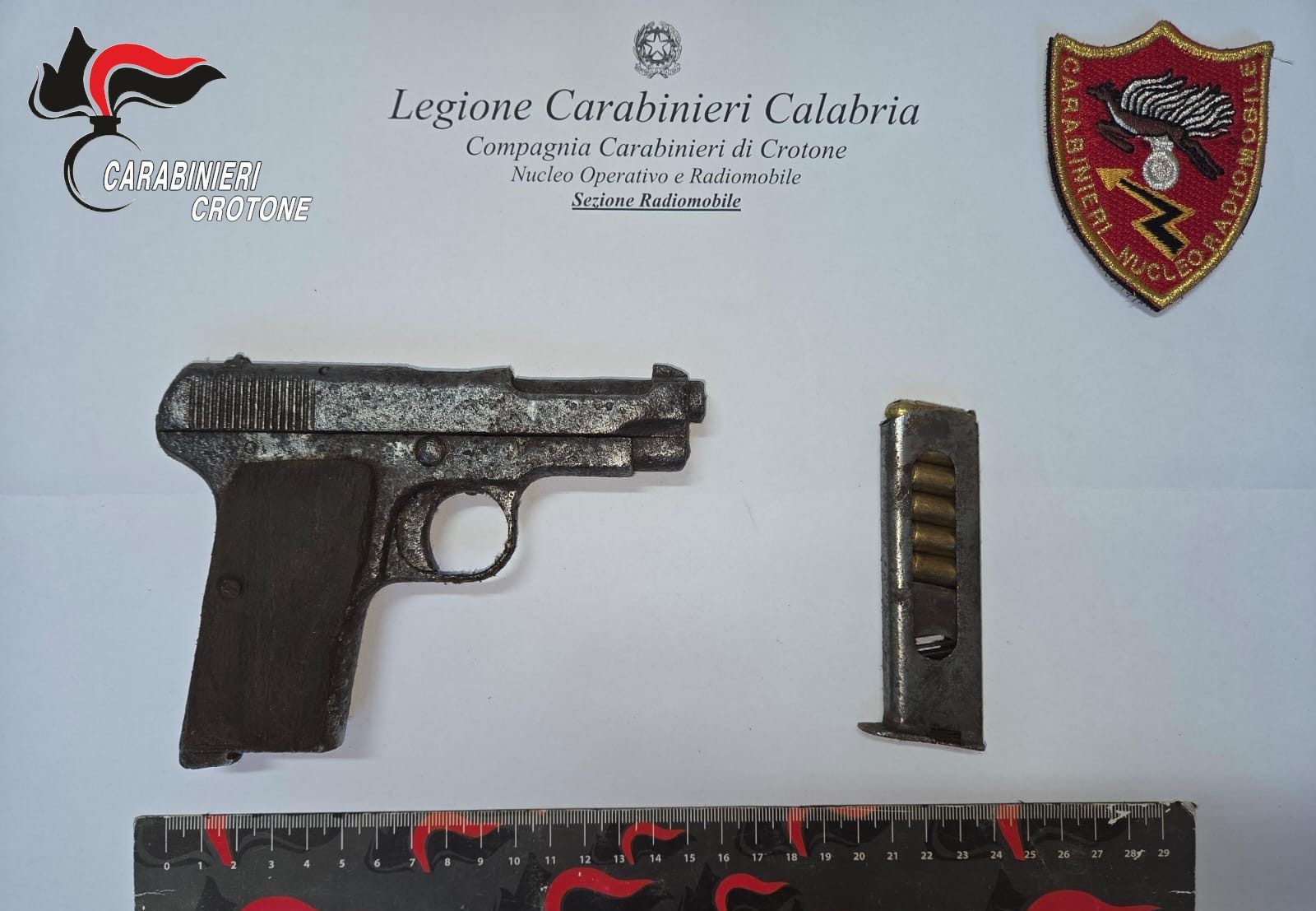 Crotone, pistola con matricola abrasa nascosta in un tubo: ritrovata dai carabinieri