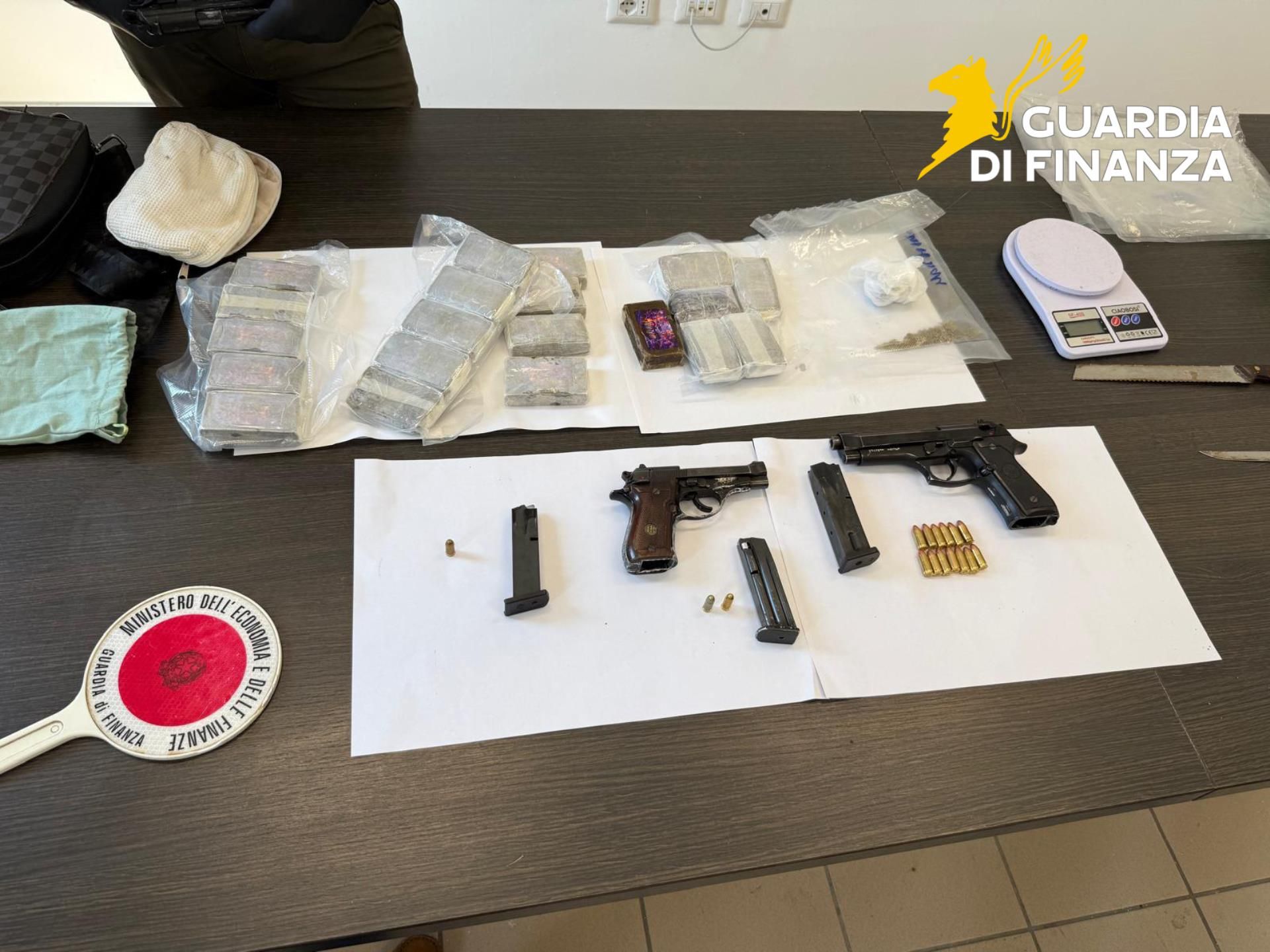 Napoli, droga e 3 pistole sequestrate: un arresto