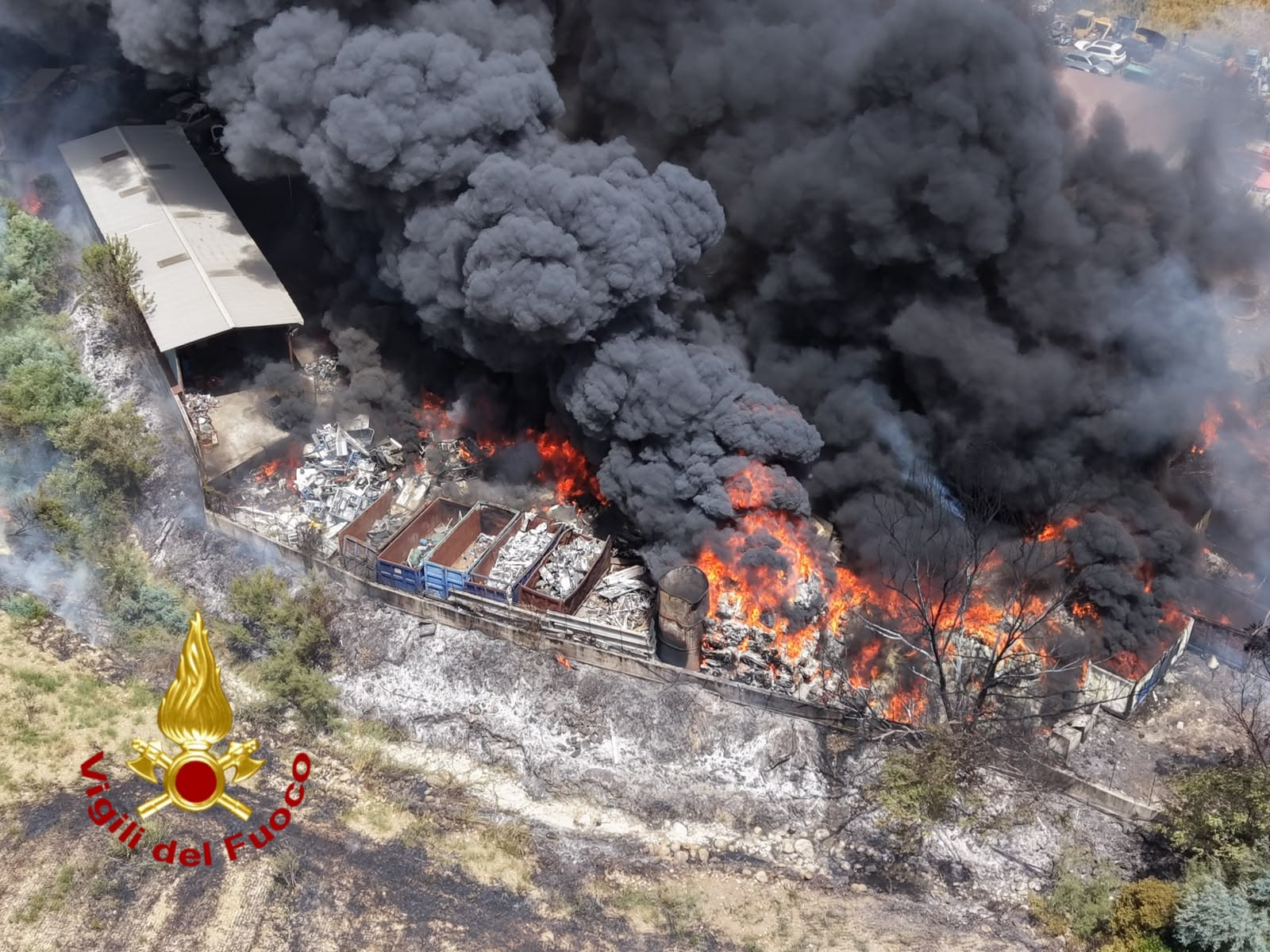 Crotone, vasto incendio in un’autodemolizione: squadre al lavoro da oltre quattro ore – FOTO E VIDEO