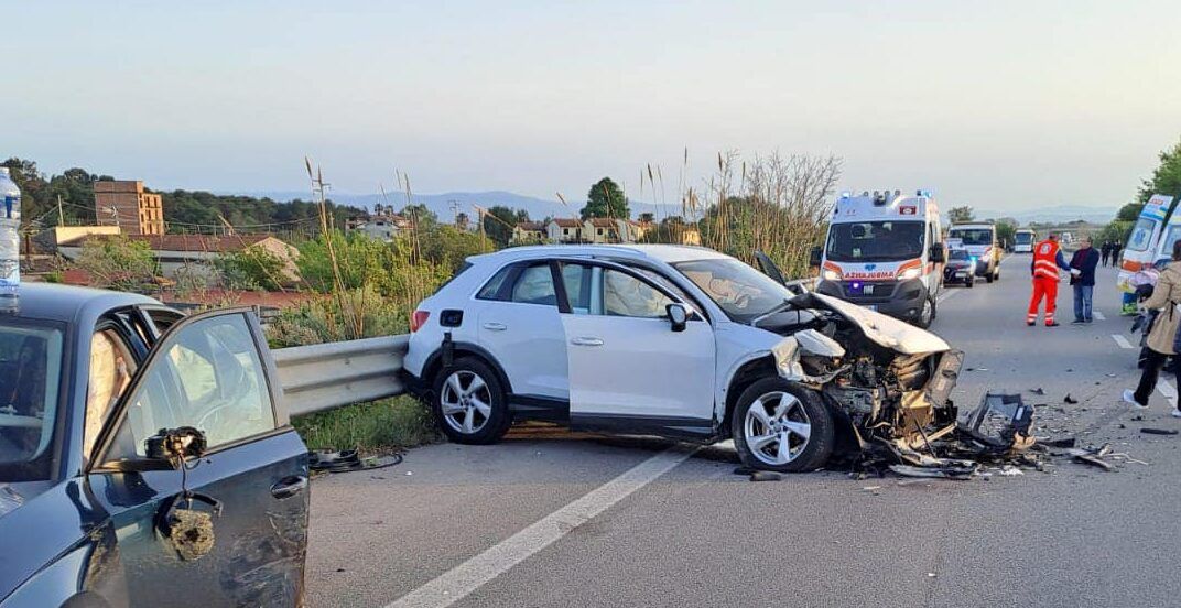 Scontro tra auto sulla 106 nel Cosentino, otto feriti: uno è grave