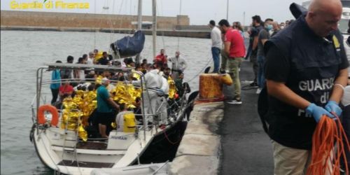 Sbarcate 350 persone in un solo giorno. Fermati otto presunti trafficanti di esseri umani