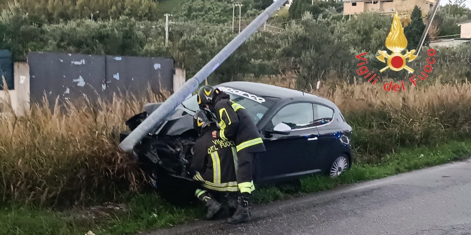 Incidente stradale a Catanzaro, auto sbanda e finisce contro un palo della luce
