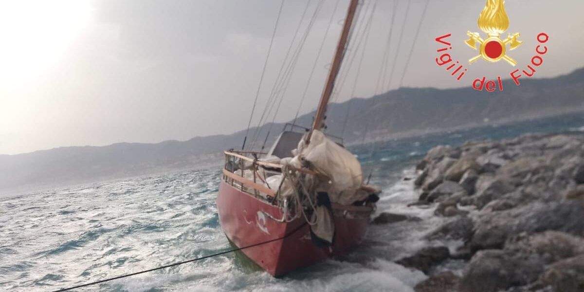 Barca a vela finisce contro gli scogli a Villa, salvate tre persone