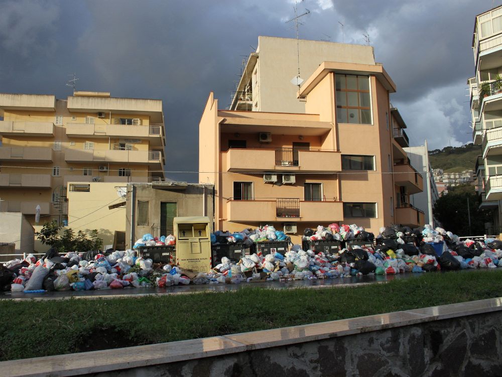 Rifiuti, ciò che unisce Cosenza e Reggio
