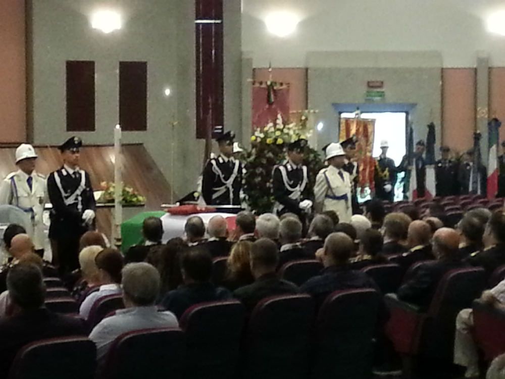 Un lungo e sentito applauso per il colonnello Fazio