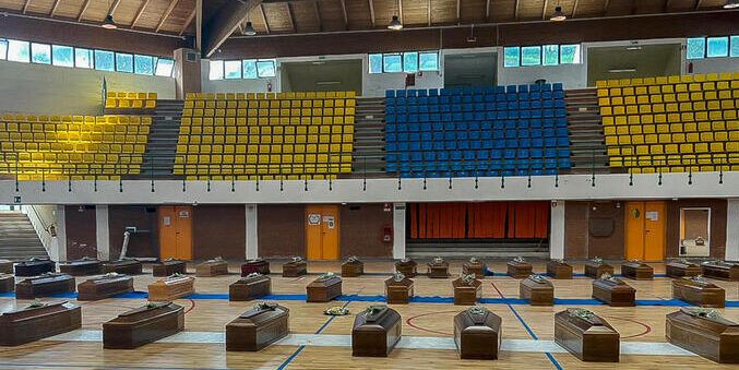 Al Palamilone di Crotone continuano ad arrivare i parenti delle vittime