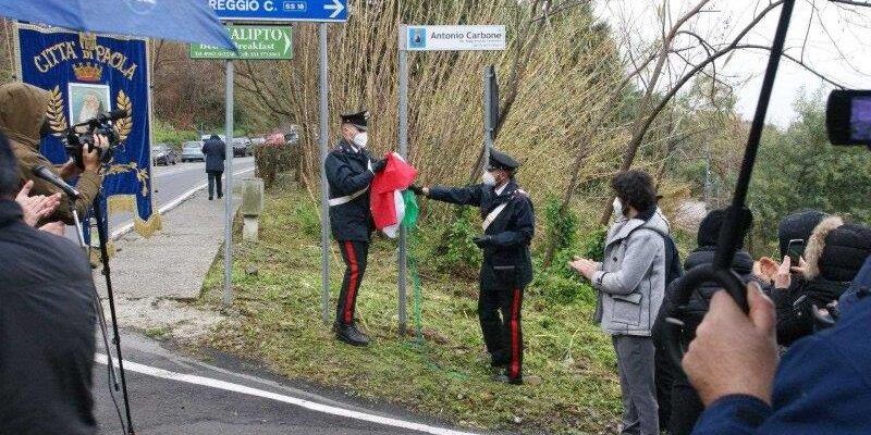 Paola, intitolata strada al maresciallo Carbone: morì per un malore dopo una lite in spiaggia
