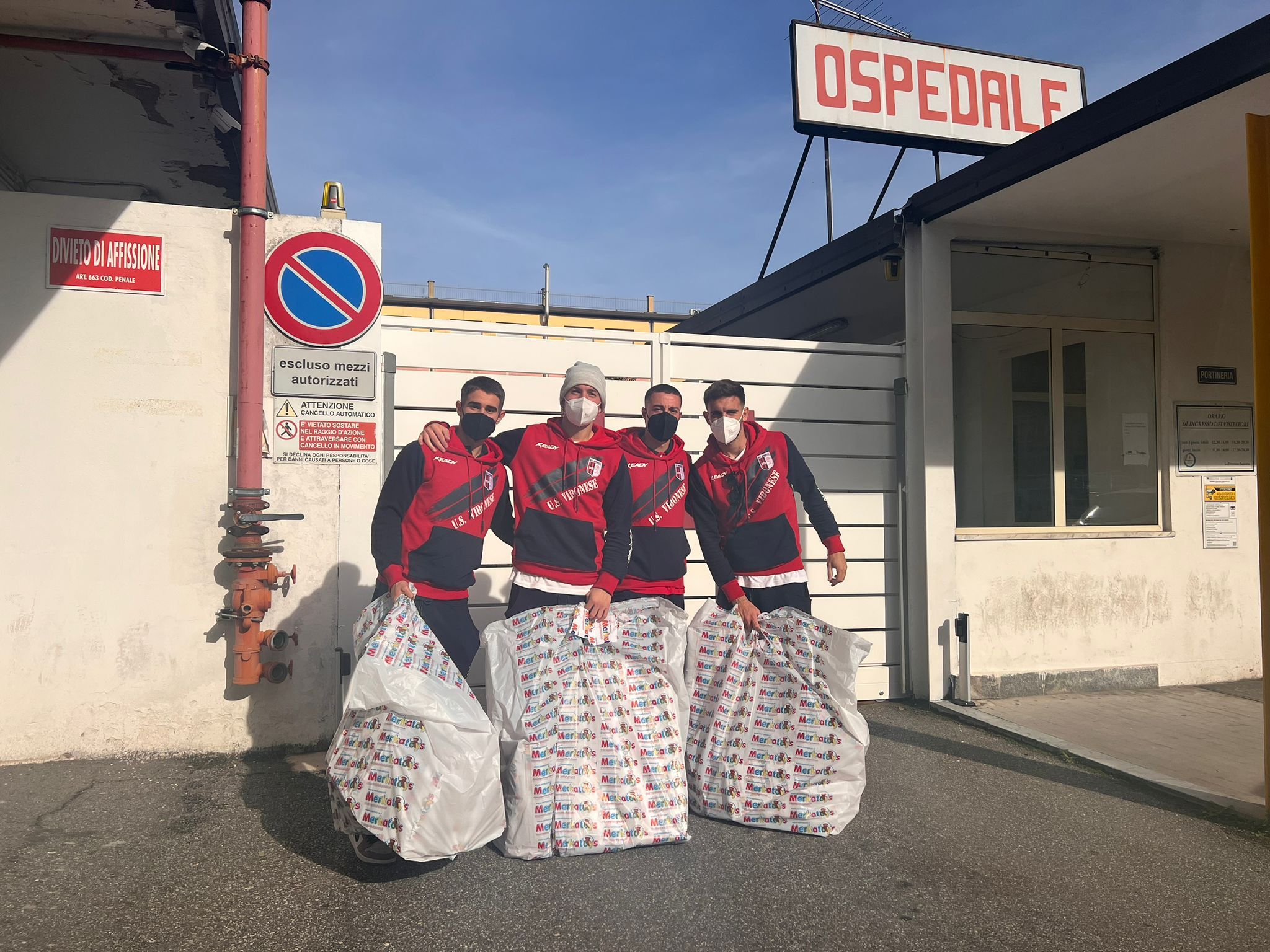 Le multe ai calciatori si trasformano in doni, allo “Jazzolino” gli speciali Babbo Natale della Vibonese Calcio – FOTO