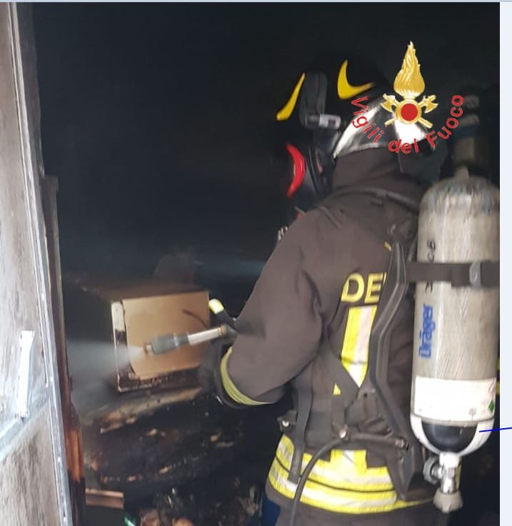 In fiamme un’abitazione a Lamezia. Nessun ferito