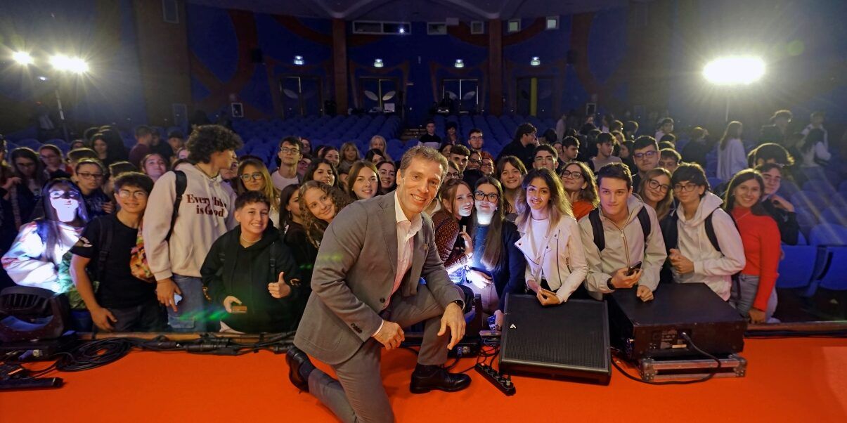 Il sale del sapere contro ogni guerra, il messaggio dello scrittore Andrea Maggi