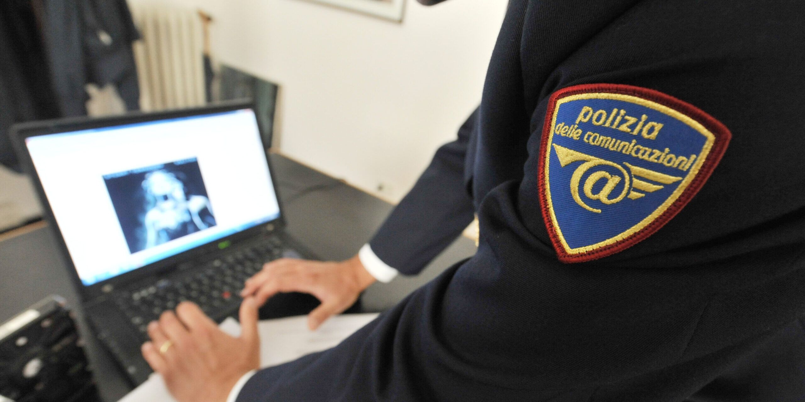 Diffonde foto e video porno di minori sul web: 24enne in manette