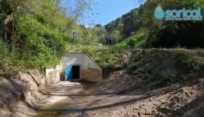 A rischio le sorgenti di Caraffa, la denuncia di Sorical – VIDEO