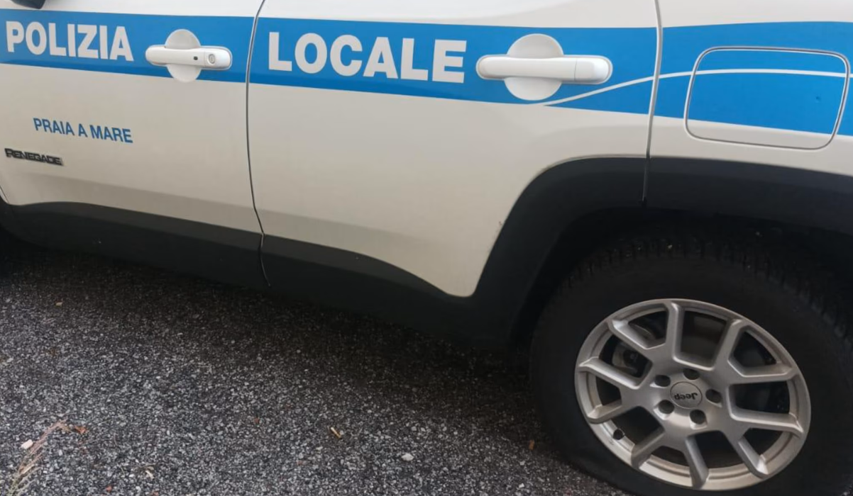 Tagliate le gomme delle auto della Polizia locale a Praia a Mare