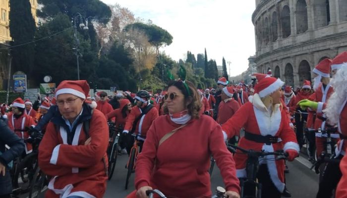 Babbo Natale in bicicletta per i bambini malati di cancro