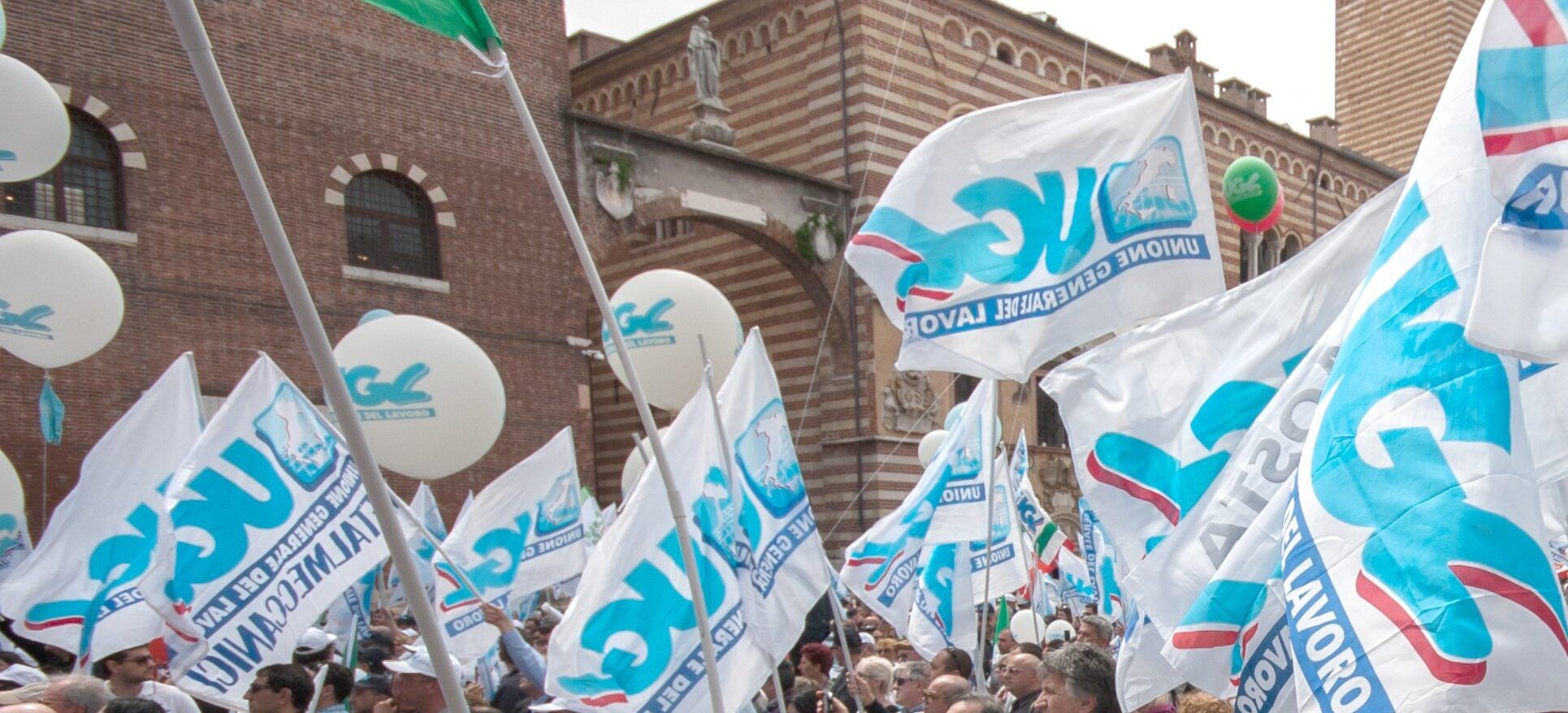 Cosenza, «niente stipendi al welfare e i lavori annunciati non vengono completati o iniziati»