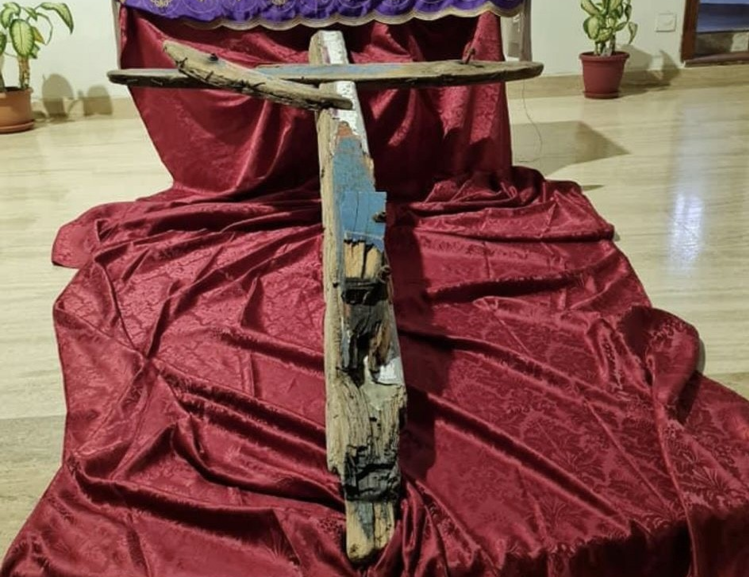 Croce realizzata con i resti della barca verrà consegnata alla parrocchia di Steccato di Cutro