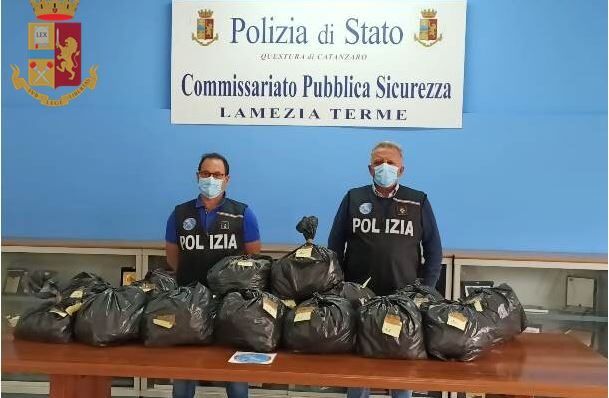 Lamezia Terme, sequestrati oltre 20 kg di marijuana già essiccata in una piantagione: due arresti