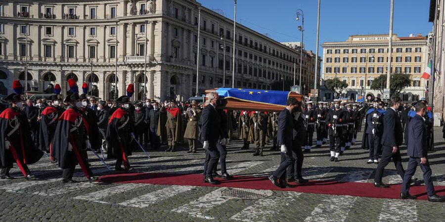 L’ultimo saluto a Sassoli. L’omelia: «Portiamo nel cuore il tuo sorriso mite»