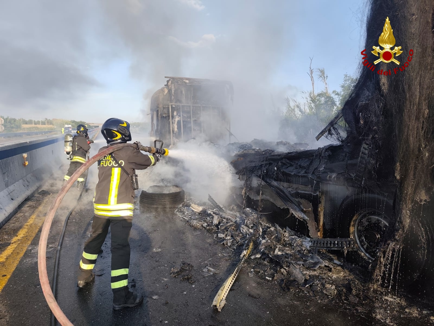 Lamezia Terme, camion in fiamme sulla Strada Statale 280 “Dei Due Mari” – FOTO