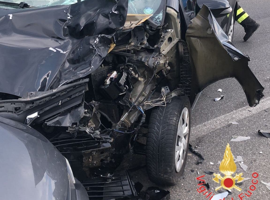 Statale 106, incidente tra tre mezzi nel Catanzarese: ferito un motociclista