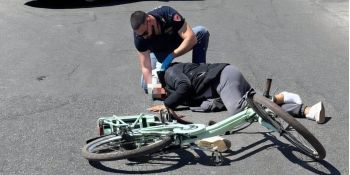 Donna cade in bici e rischia di soffocare: salvata dalla Polizia a Gioia Tauro