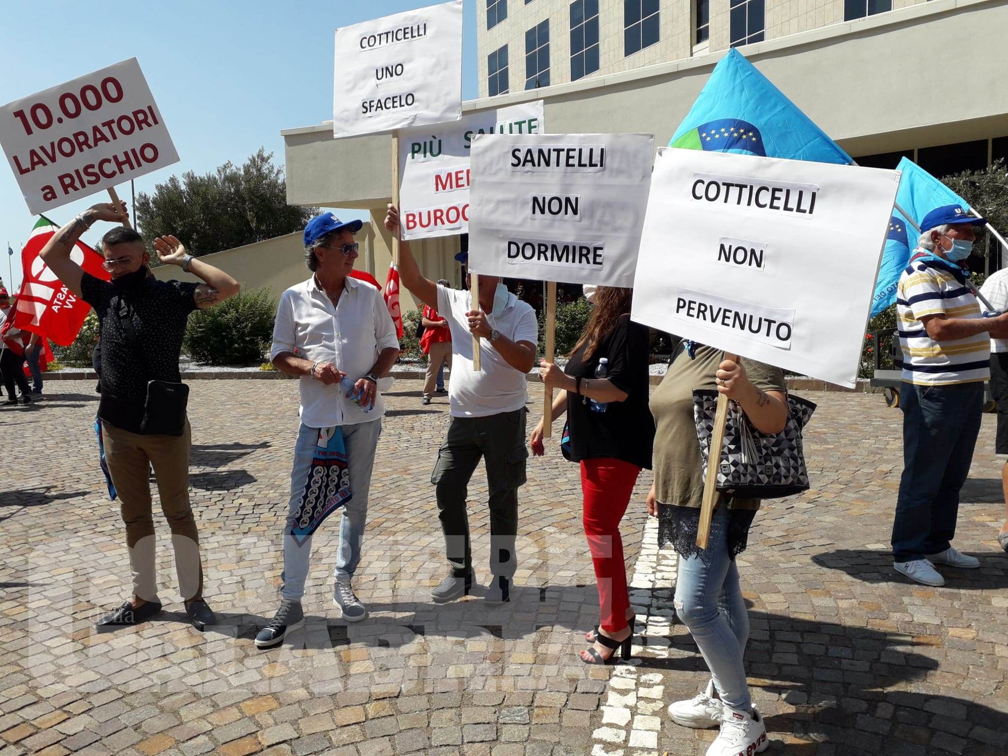 Emergenza sanità, oltre mille manifestanti alla Cittadella regionale. «Pronti a occupare il ministero»