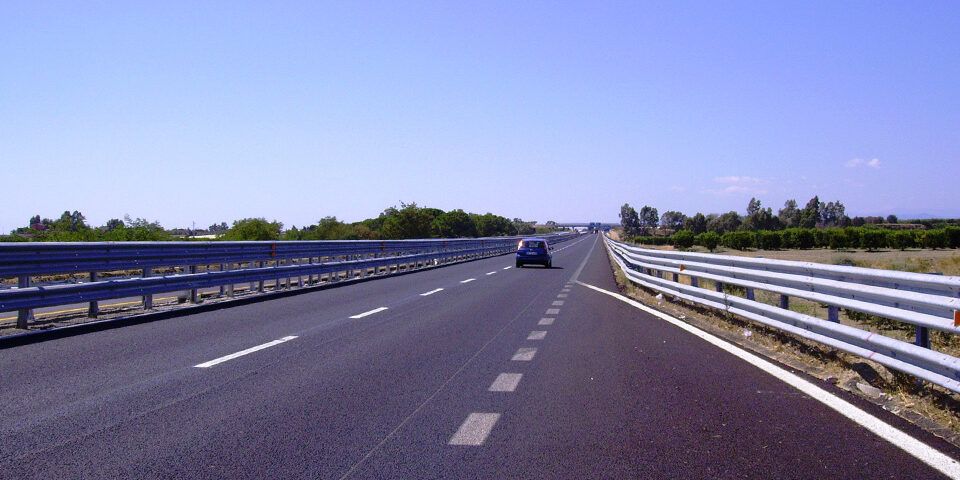 Più mezzi e nuova legge: decine di patenti ritirate dalla polizia stradale sulla Statale 106