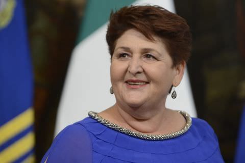 Migranti, Bellanova: «Le regolarizzazioni rafforzano gli italiani»