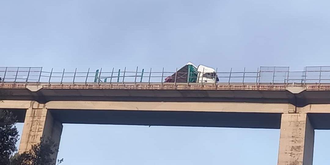 Camion si scoperchia per il vento a San Nicola Arcella, Tirrenica interrotta per ore – VIDEO E FOTO