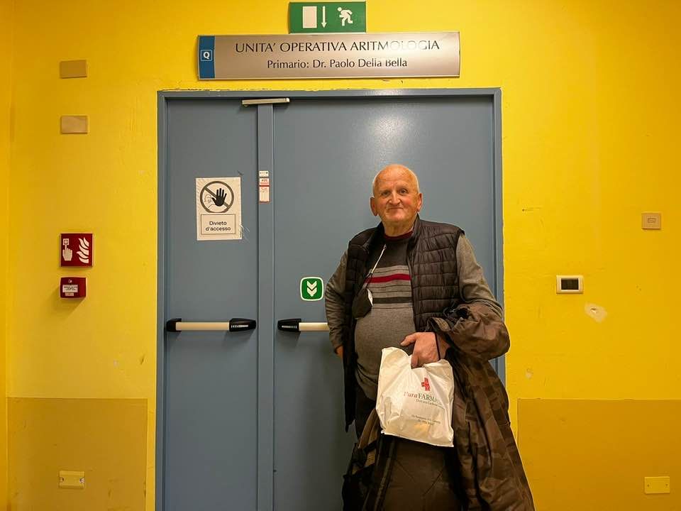 Acqua santa e abitino votivo di San Francesco. Il viaggio del fan per sostenere “Zio Silvio”