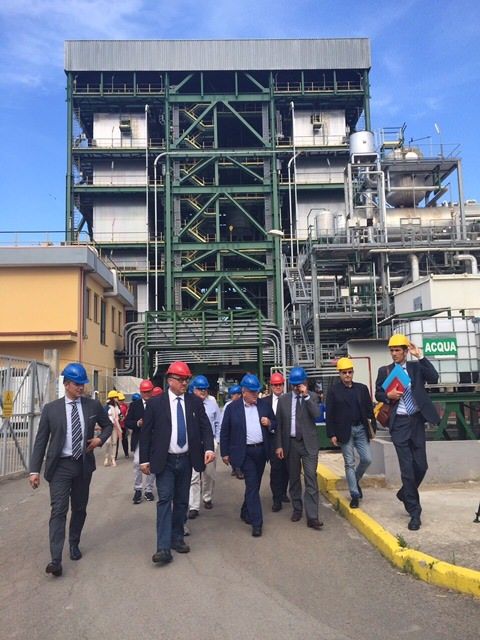Oliverio e Guccione in visita alla centrale a biomasse di Strongoli