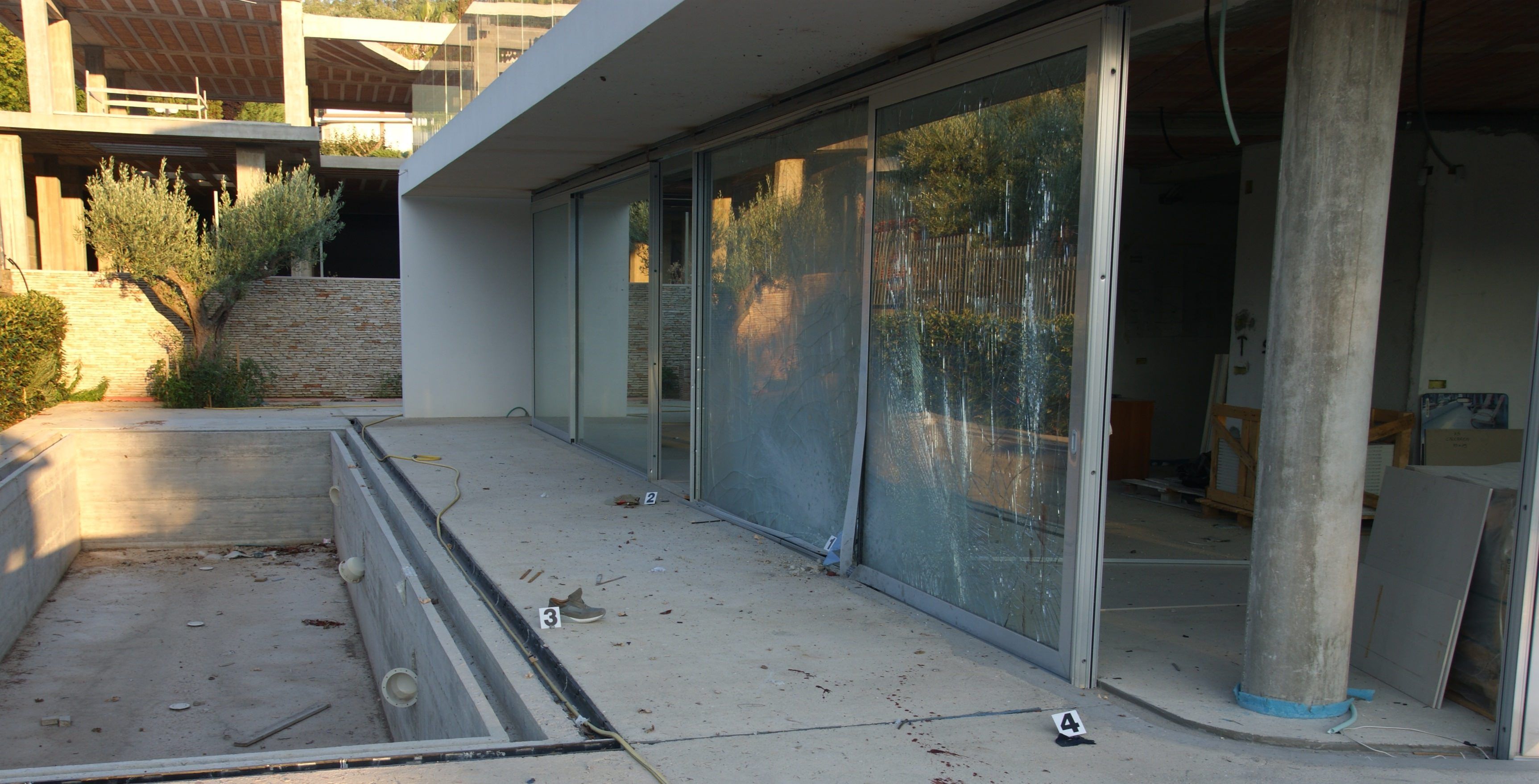 Piazza un ordigno e si ferisce