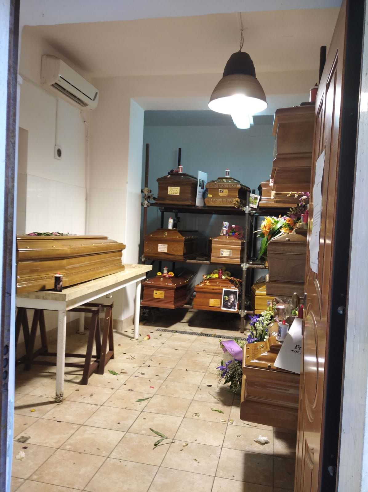 Crotone, è ancora emergenza al cimitero