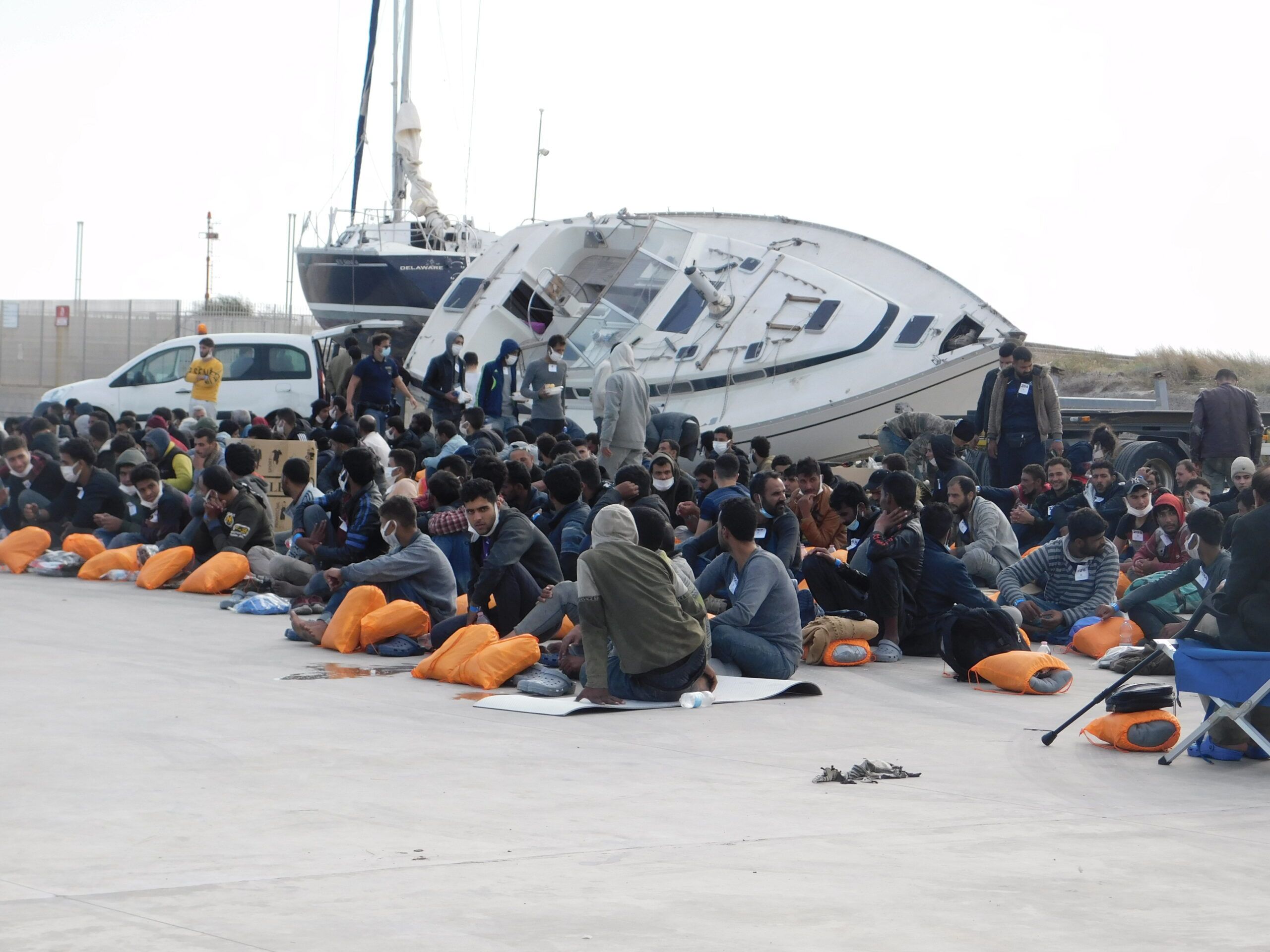 Migranti, sbarcati in 53 a Roccella Jonica. Erano a bordo di una barca a vela