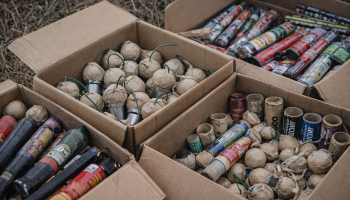 Mezzo quintale di fuochi, bombe carta e mortai in un casolare: arrestato un uomo nel Reggino