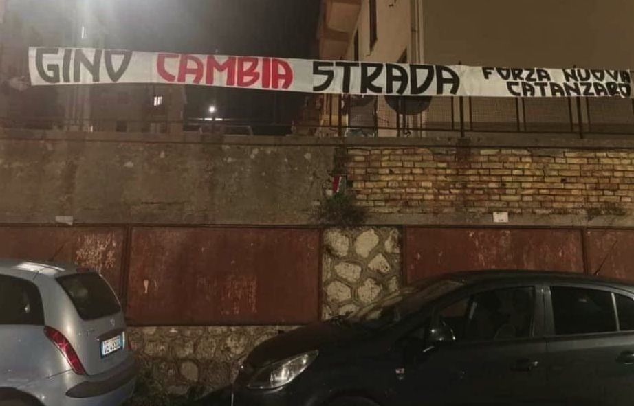 “Gino Cambia Strada”, bufera sullo striscione di Forza Nuova a Catanzaro