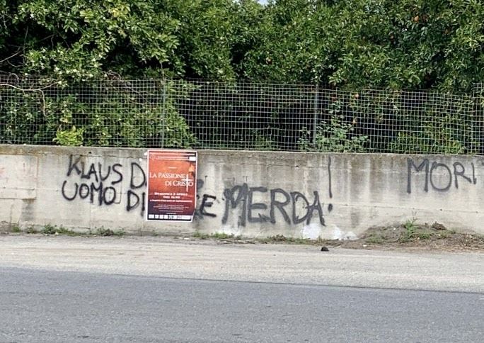 Scritte offensive contro Klaus Davi all’imbocco dell’autostrada a Reggio Calabria