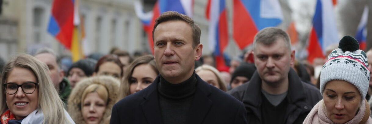 Il corpo di Navalny mostrato alla madre: «Vogliono seppellirlo in segreto»