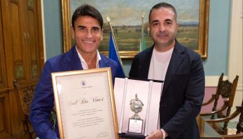 Reggio Calabria abbraccia Sal Da Vinci: l’omaggio di Cannizzaro e il legame con la terra del nonno