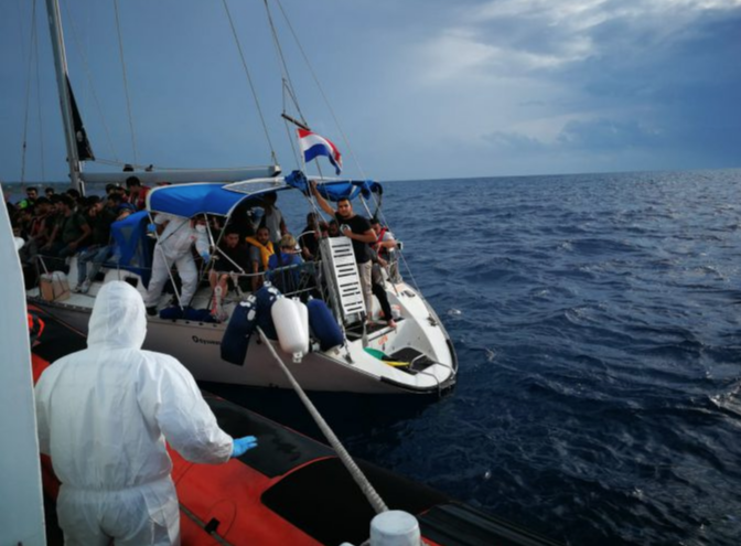 Isola Capo Rizzuto, soccorsi 56 migranti su una barca a vela