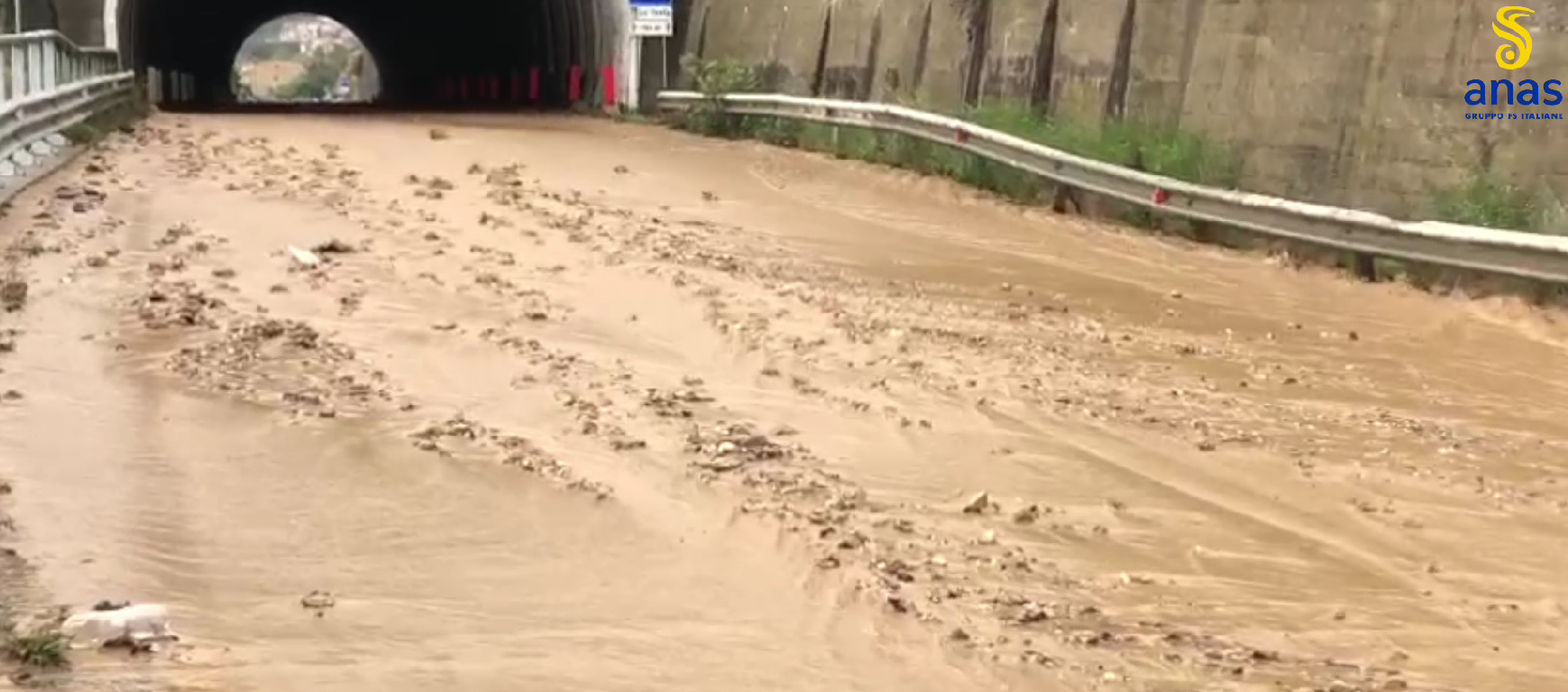 Allagamenti e colate di fango nel Cosentino, chiusa al traffico la statale 18 “Tirrena Inferiore” – VIDEO