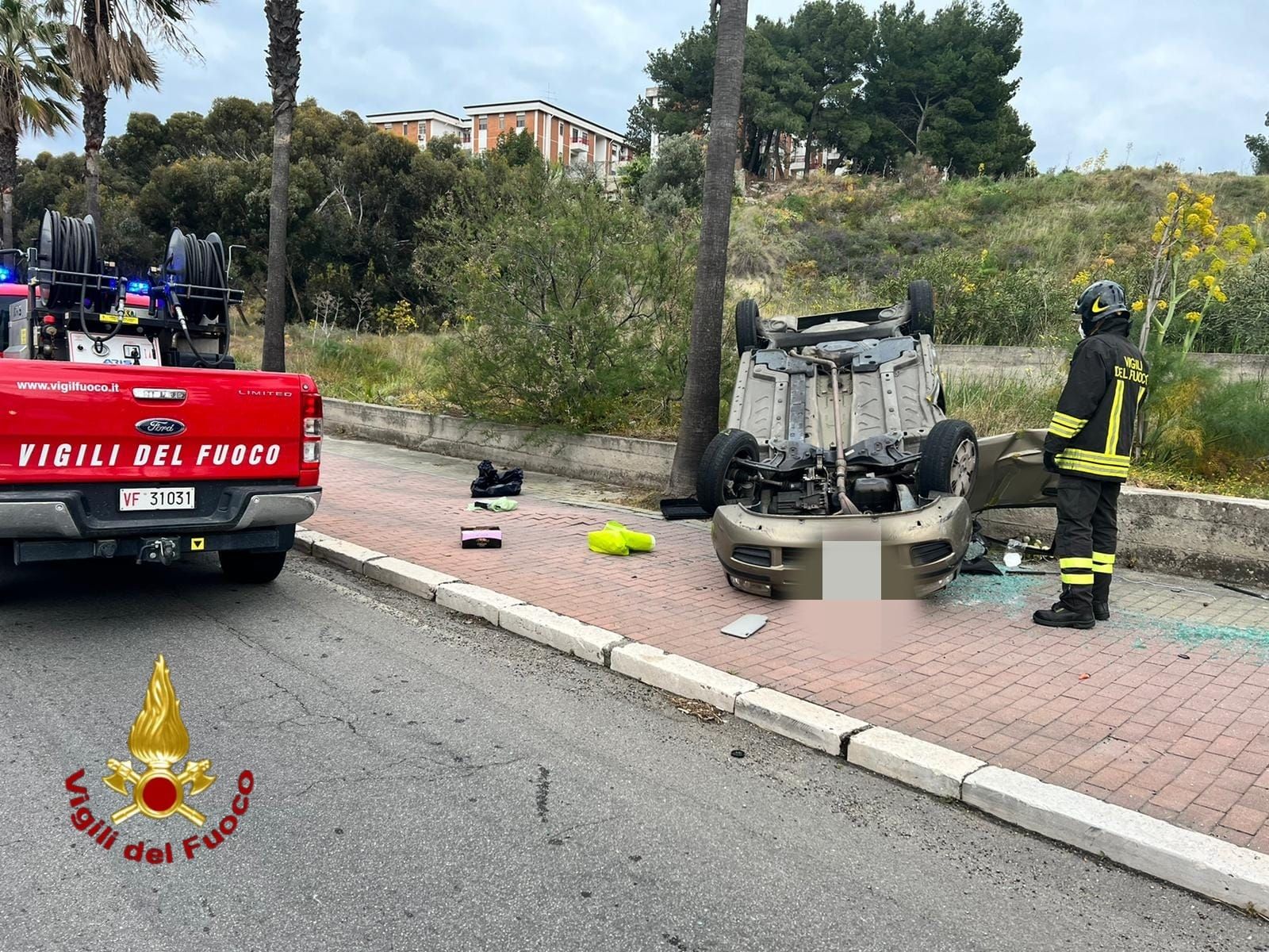 Crotone, auto si ribalta con a bordo quattro persone: un ferito trasportato in ospedale – FOTO  E VIDEO