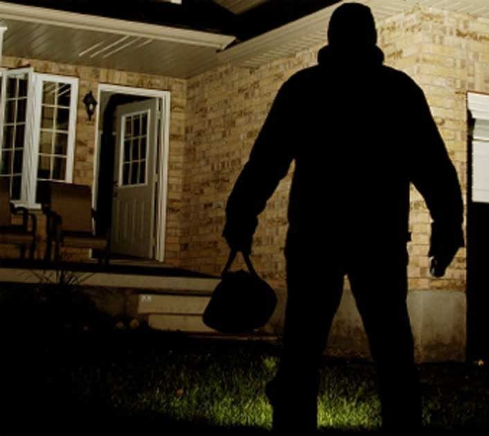 Tentano furto in una casa, arrestati due romeni