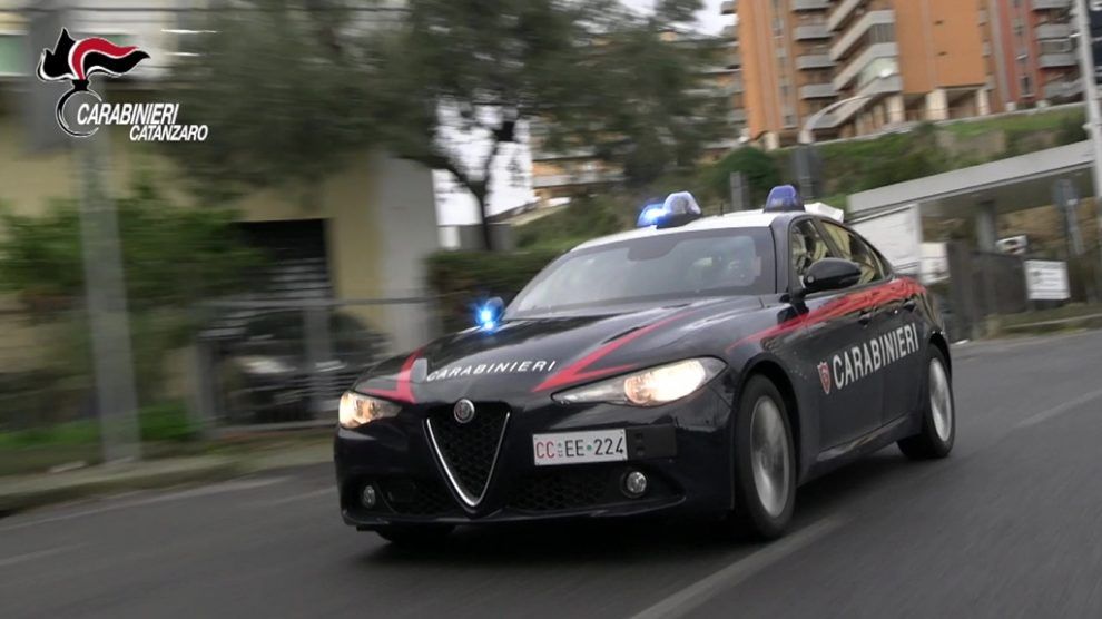 Lo aggredisce perché non lo aiuta a “entrare” nel telefono dell’ex moglie: arrestato dai carabinieri