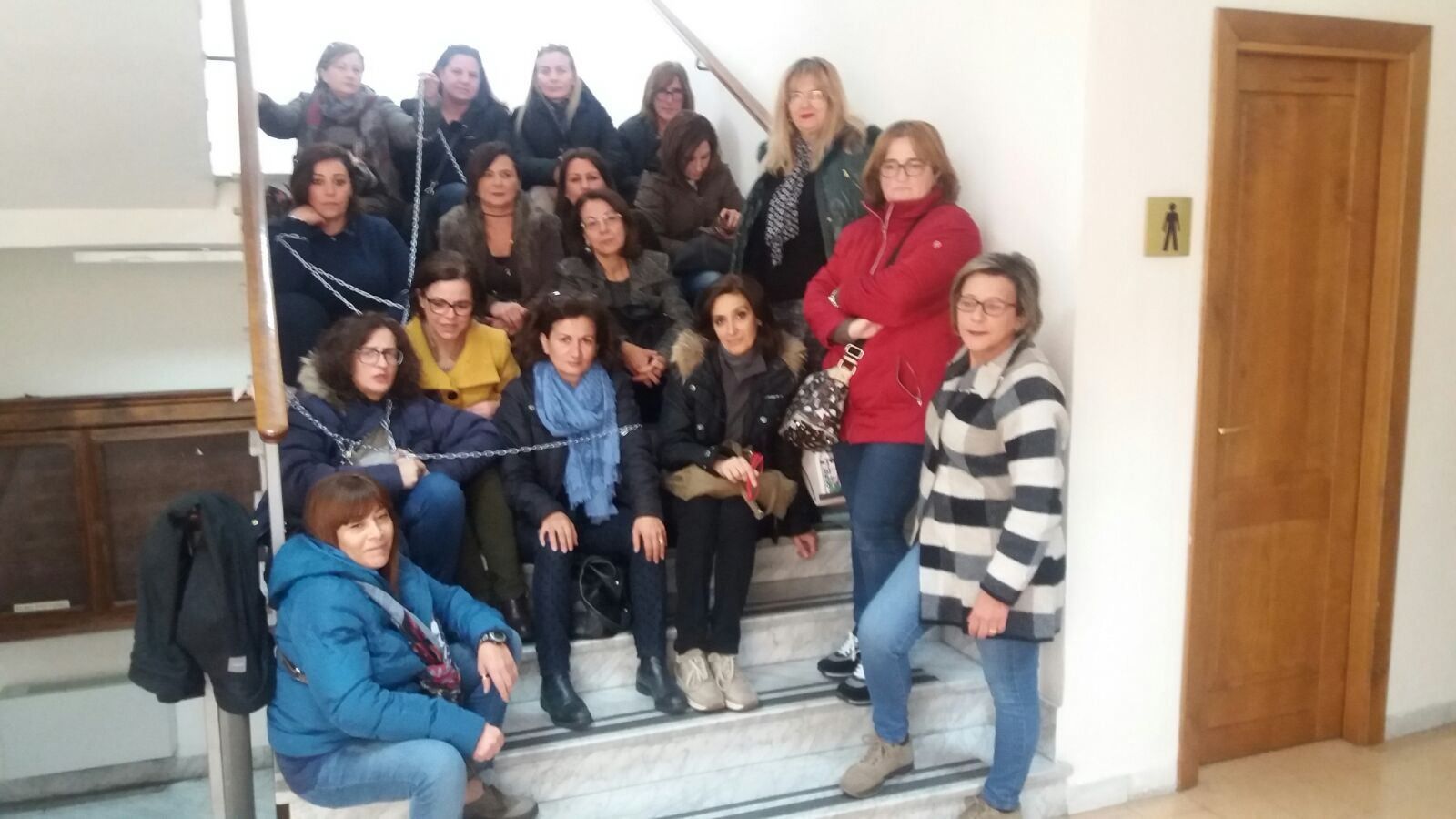 Lavoro a rischio, 19 donne si incatenano nel Comune di Rossano