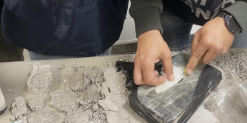 Cocaina e hashish nascosti in un carico di mattonelle