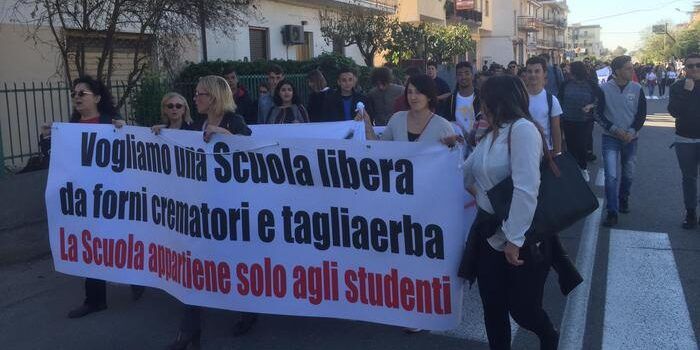 «Siete da forno crematorio». Chiesto il rinvio a giudizio per una prof (e altri 4) del Liceo di Trebisacce