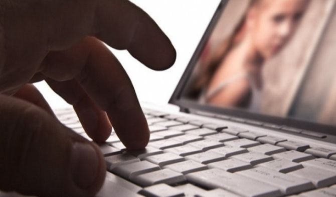 Videochat erotiche con una ragazzina di 12 anni, 33enne arrestato nel Cosentino